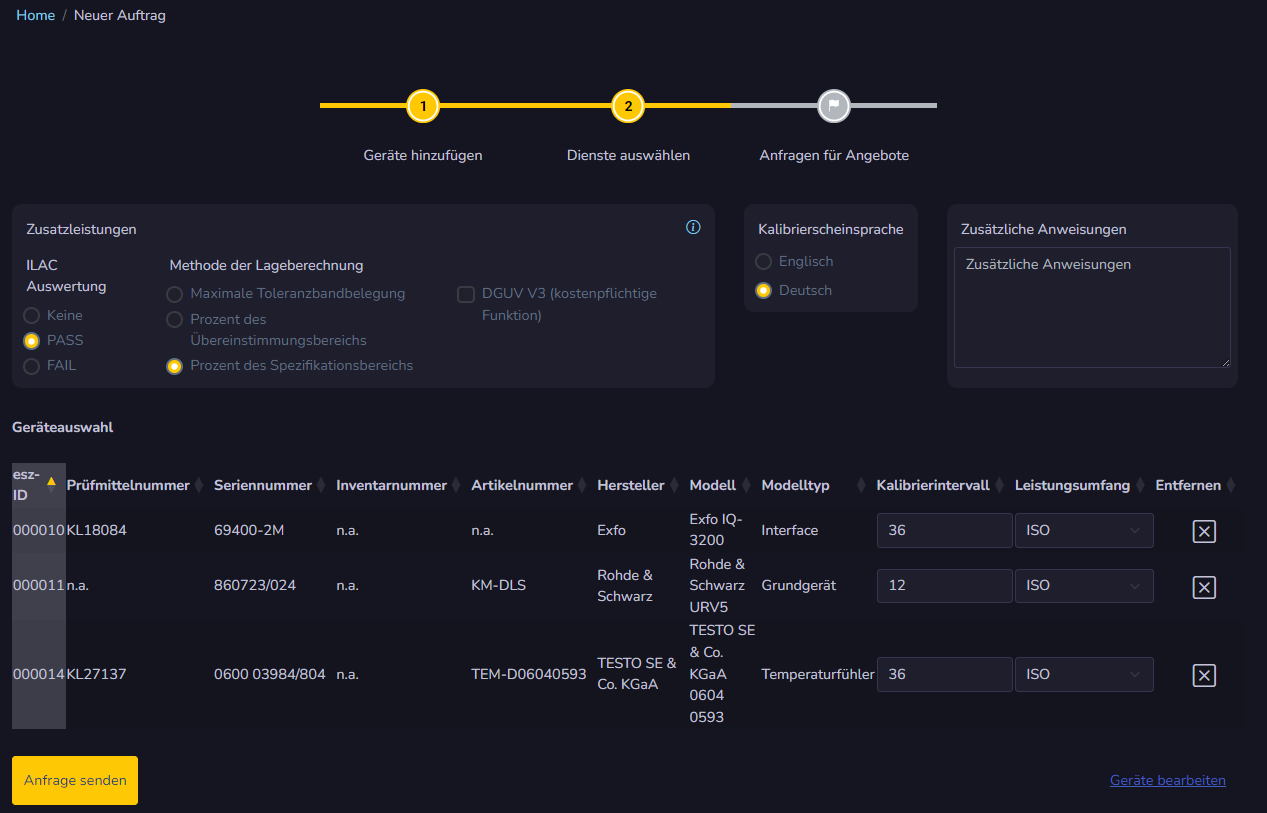 Zweiter Schritt der Angebotserstellungsseite, Dienste auswählen mit Optionen oberhalb aus ce und einer Tabelle, die Liste der vorher ausgewählten Geräte.