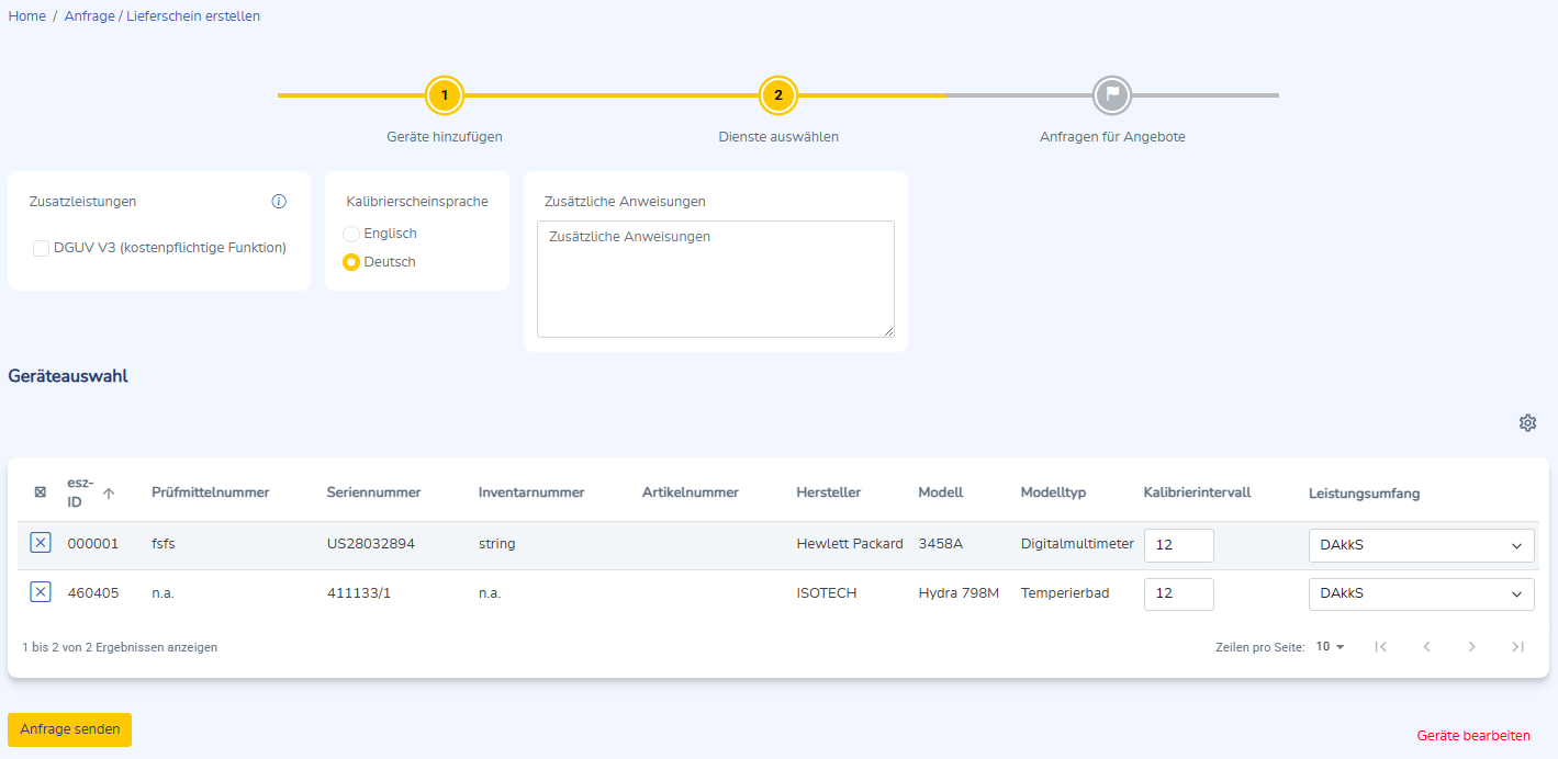 Zweiter Schritt der Angebotserstellungsseite, Dienste auswählen mit Optionen oberhalb aus ce und einer Tabelle, die Liste der vorher ausgewählten Geräte.